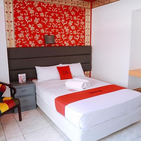 Reddoorz Plus @ Castle Chateau Iloilo Εξωτερικό φωτογραφία