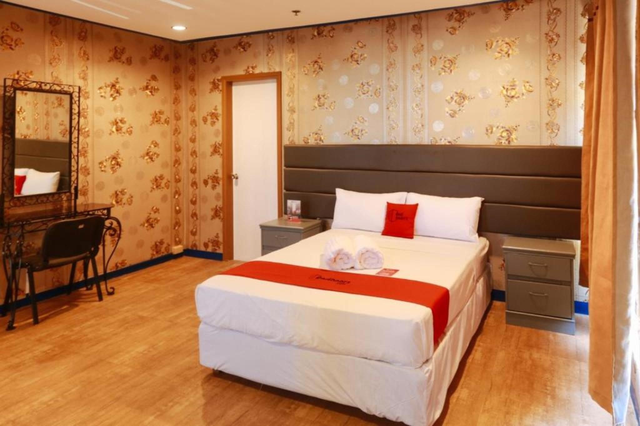 Reddoorz Plus @ Castle Chateau Iloilo Εξωτερικό φωτογραφία