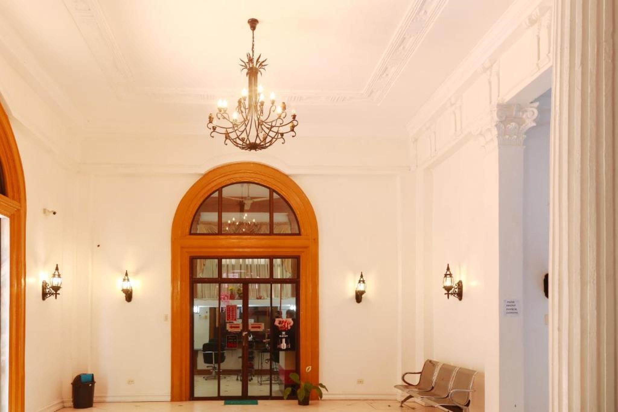Reddoorz Plus @ Castle Chateau Iloilo Εξωτερικό φωτογραφία