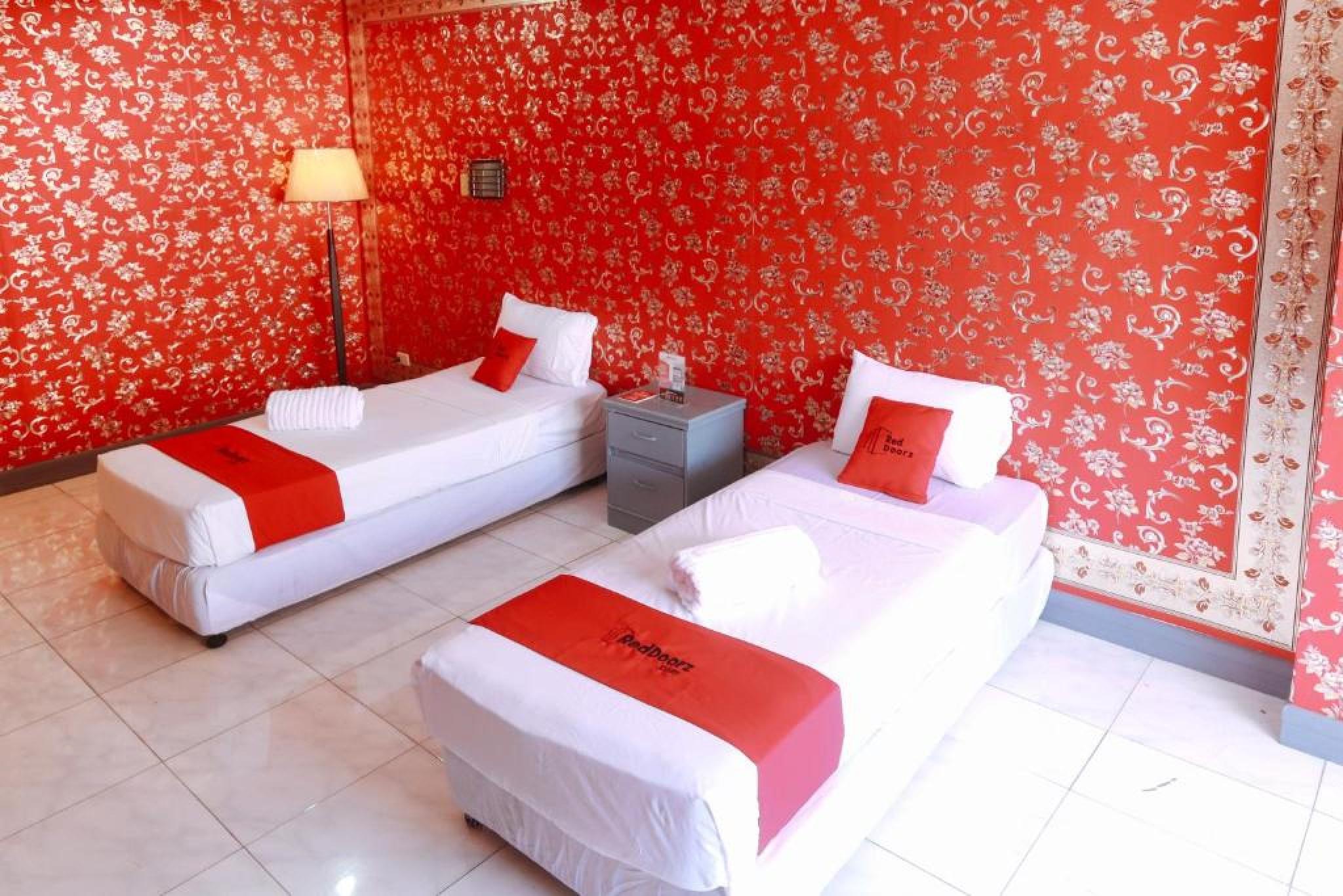 Reddoorz Plus @ Castle Chateau Iloilo Εξωτερικό φωτογραφία