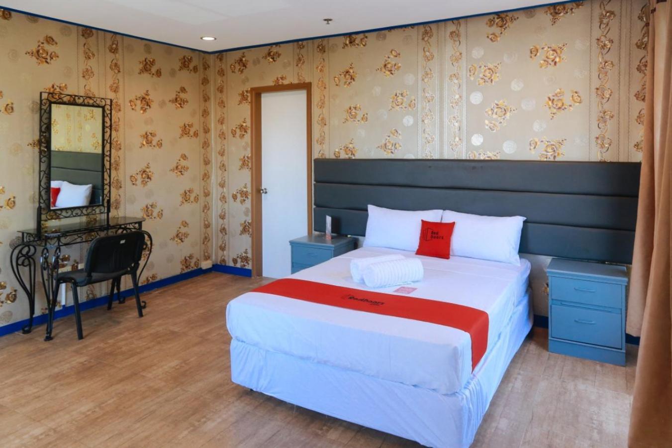 Reddoorz Plus @ Castle Chateau Iloilo Δωμάτιο φωτογραφία