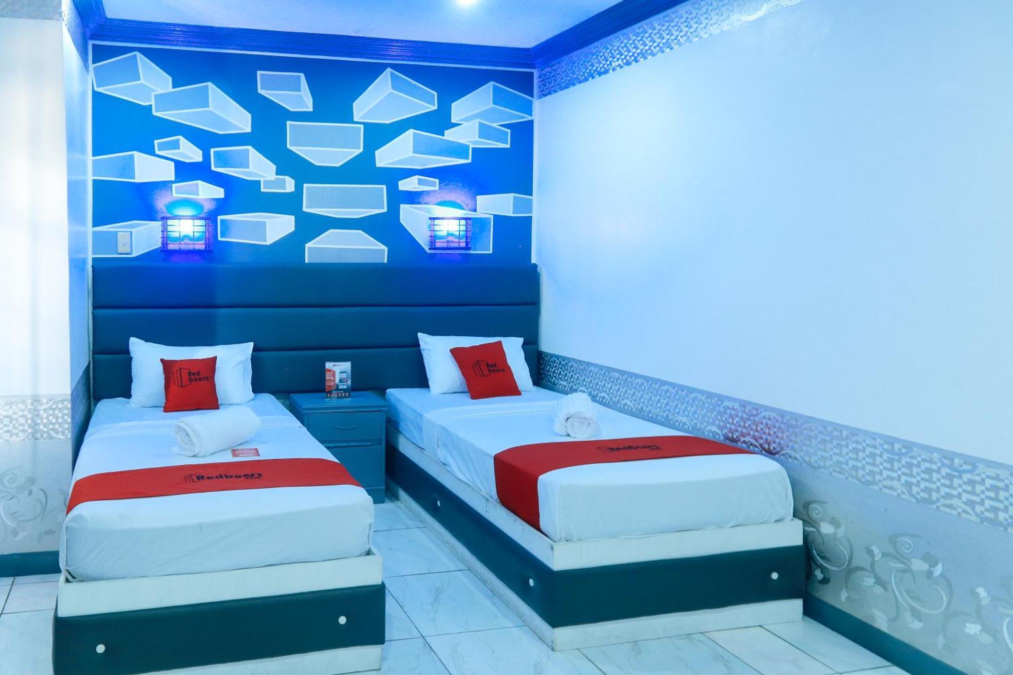 Reddoorz Plus @ Castle Chateau Iloilo Εξωτερικό φωτογραφία