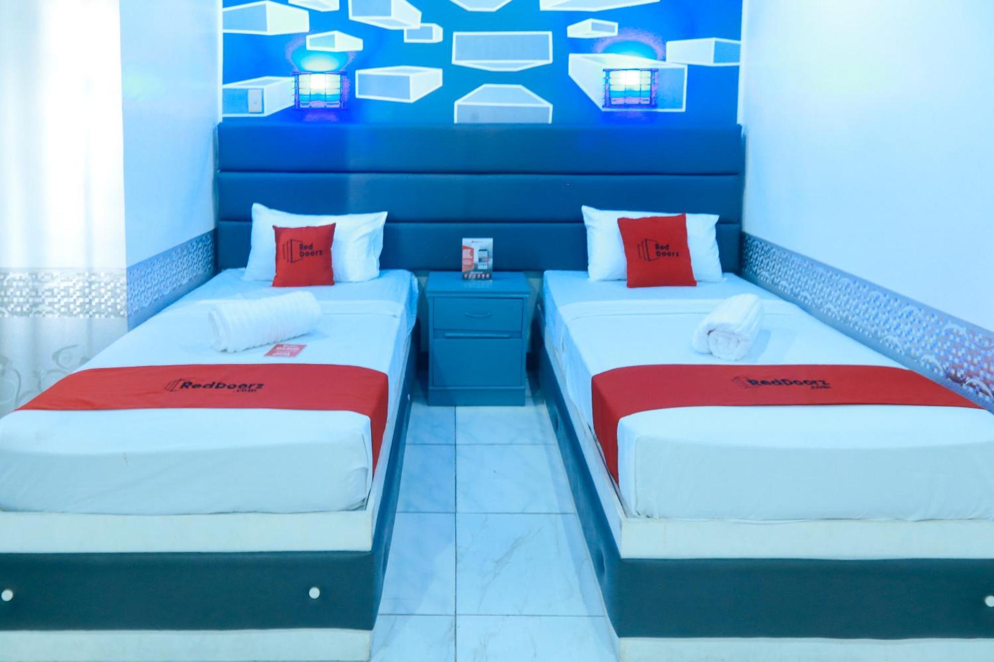 Reddoorz Plus @ Castle Chateau Iloilo Εξωτερικό φωτογραφία
