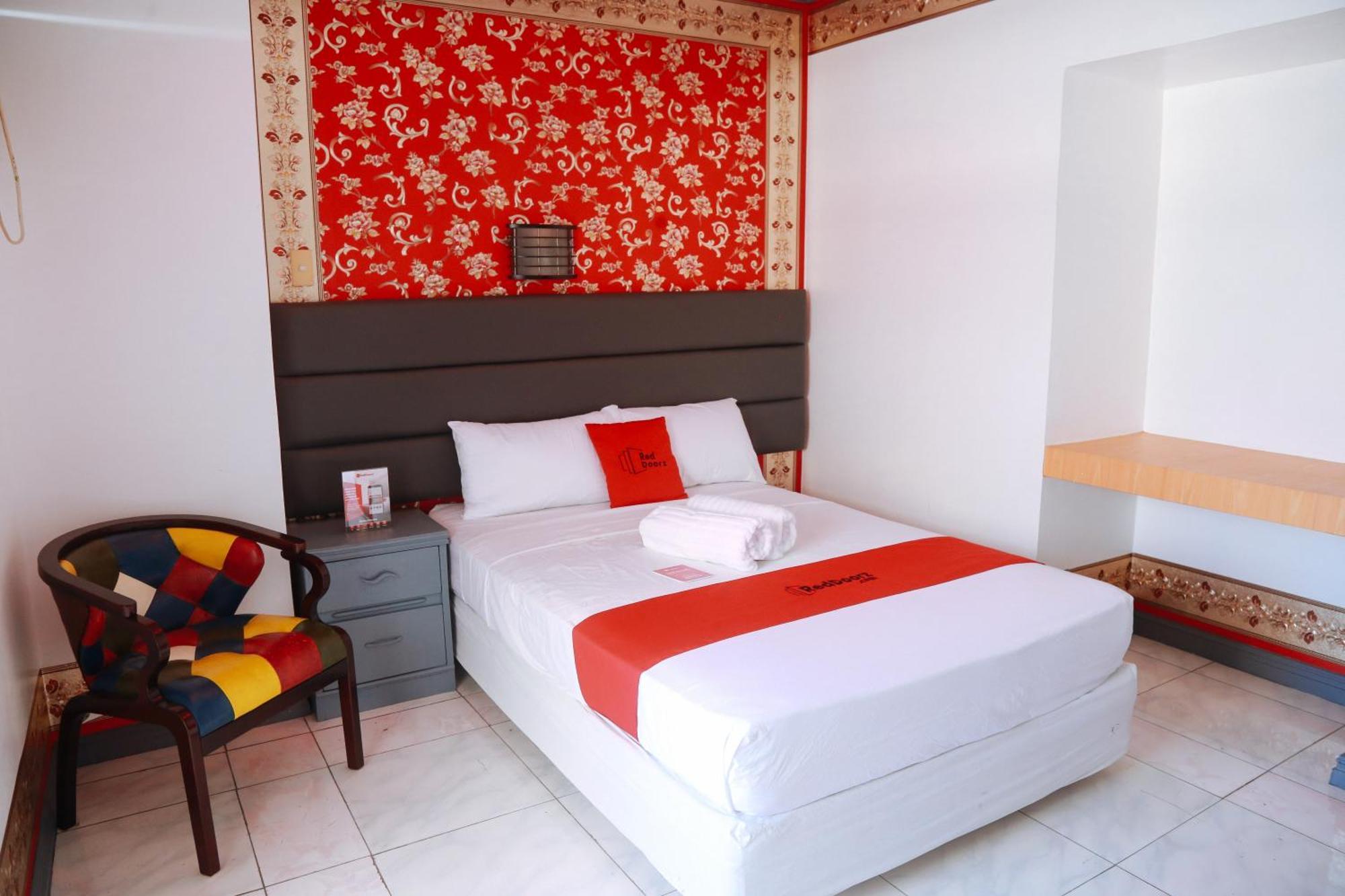 Reddoorz Plus @ Castle Chateau Iloilo Εξωτερικό φωτογραφία