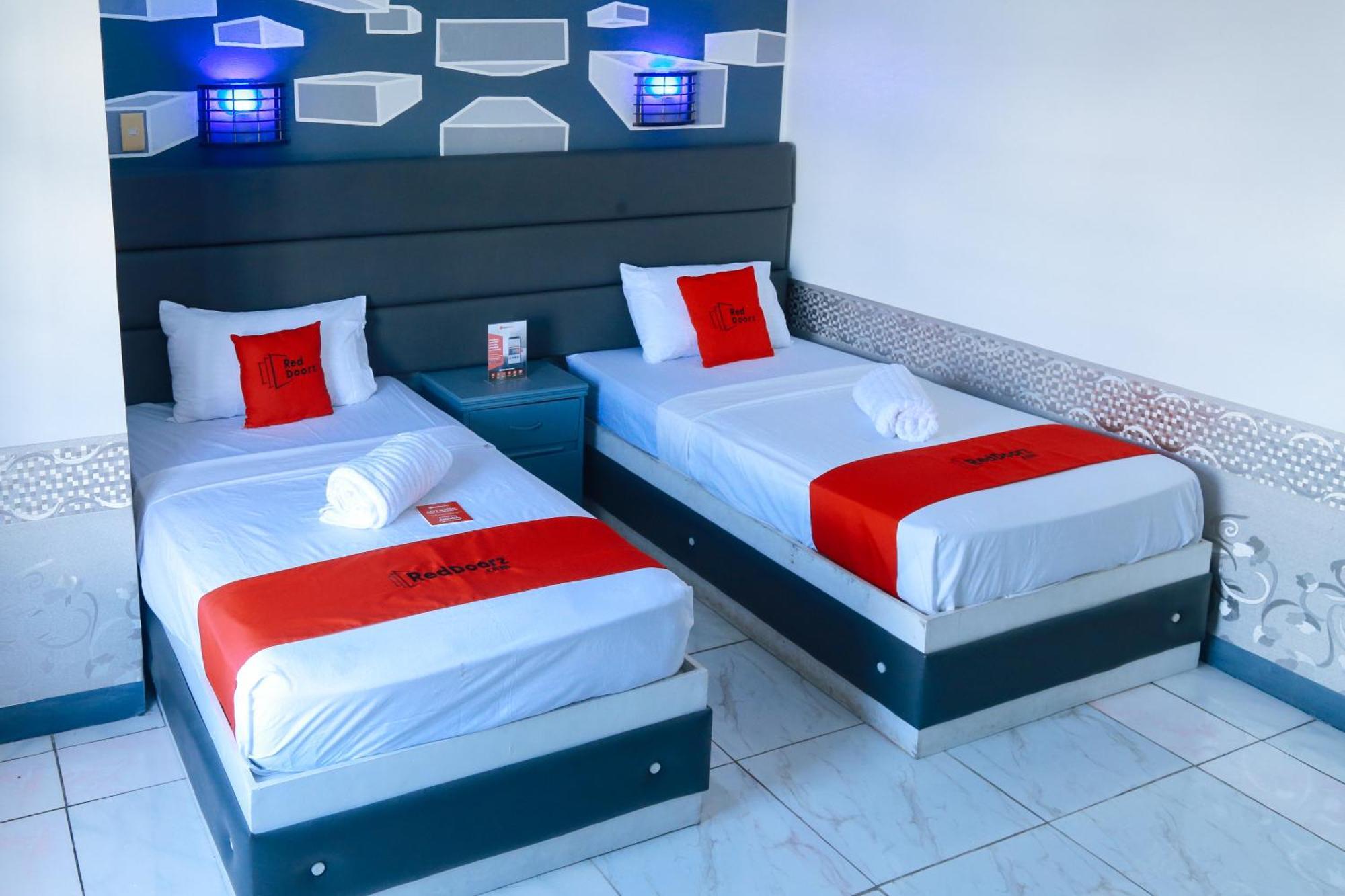 Reddoorz Plus @ Castle Chateau Iloilo Εξωτερικό φωτογραφία