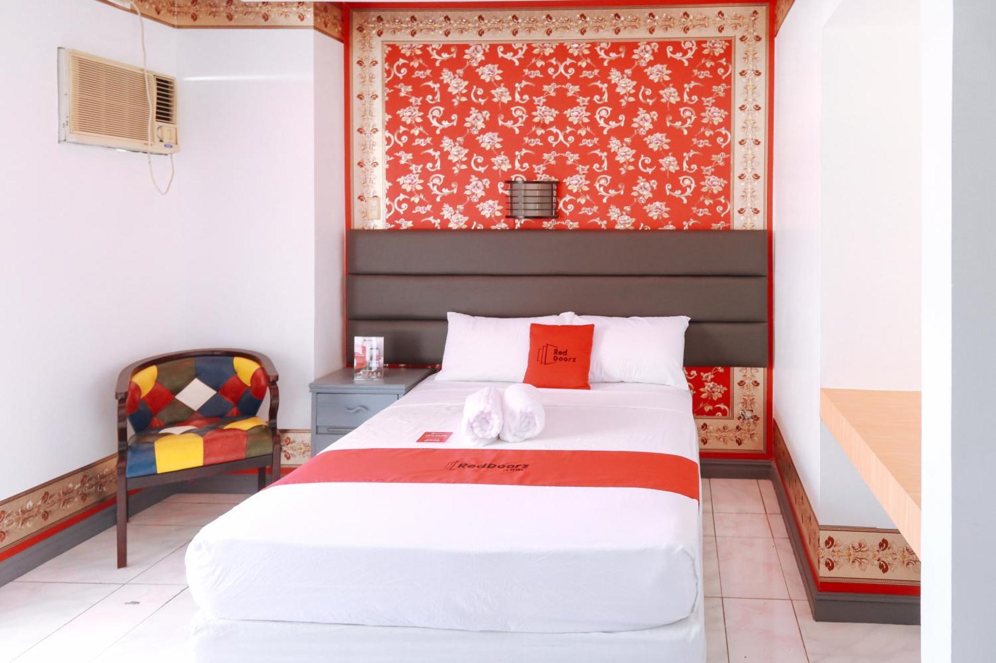 Reddoorz Plus @ Castle Chateau Iloilo Εξωτερικό φωτογραφία