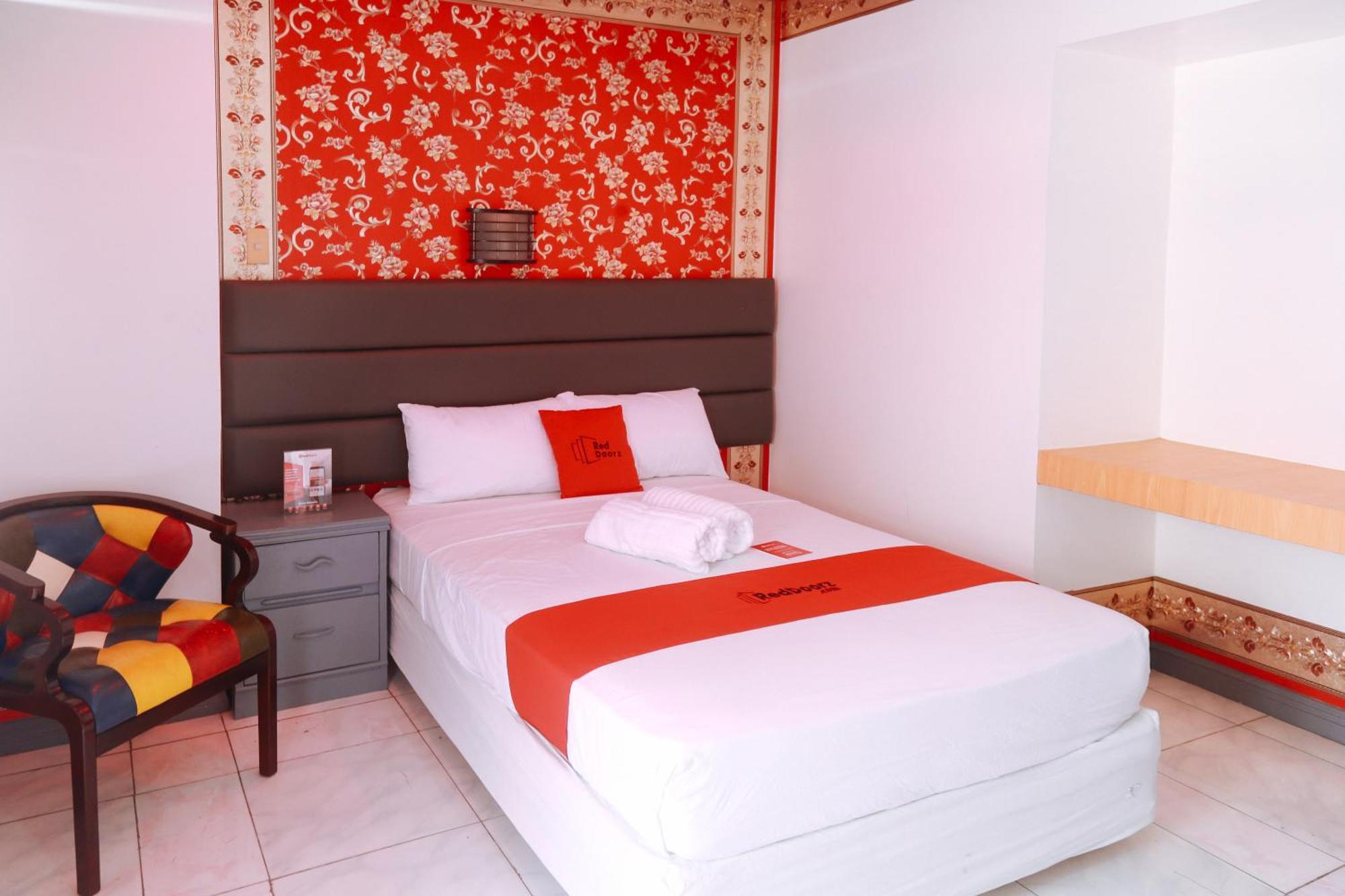 Reddoorz Plus @ Castle Chateau Iloilo Εξωτερικό φωτογραφία
