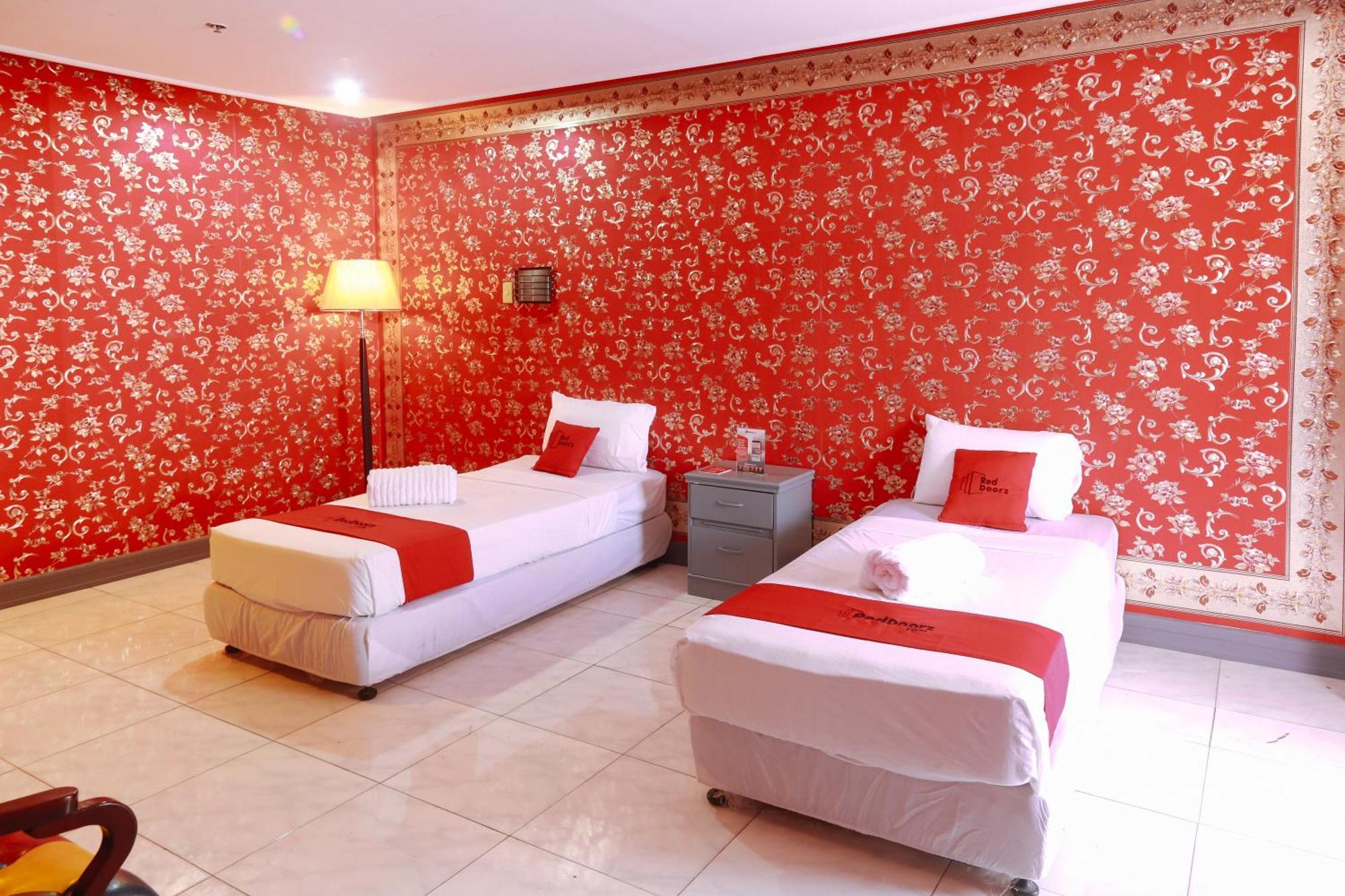 Reddoorz Plus @ Castle Chateau Iloilo Εξωτερικό φωτογραφία