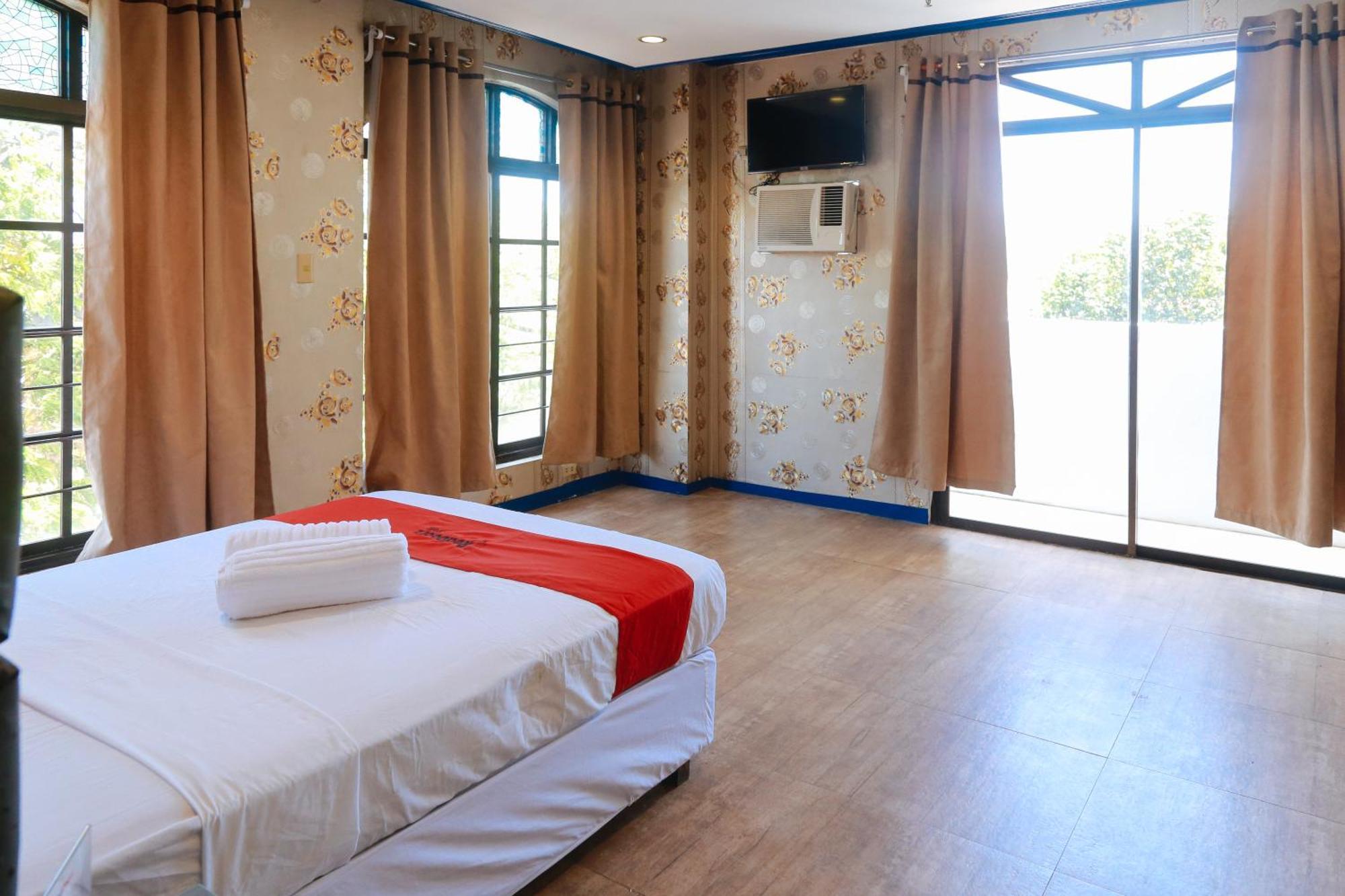 Reddoorz Plus @ Castle Chateau Iloilo Εξωτερικό φωτογραφία
