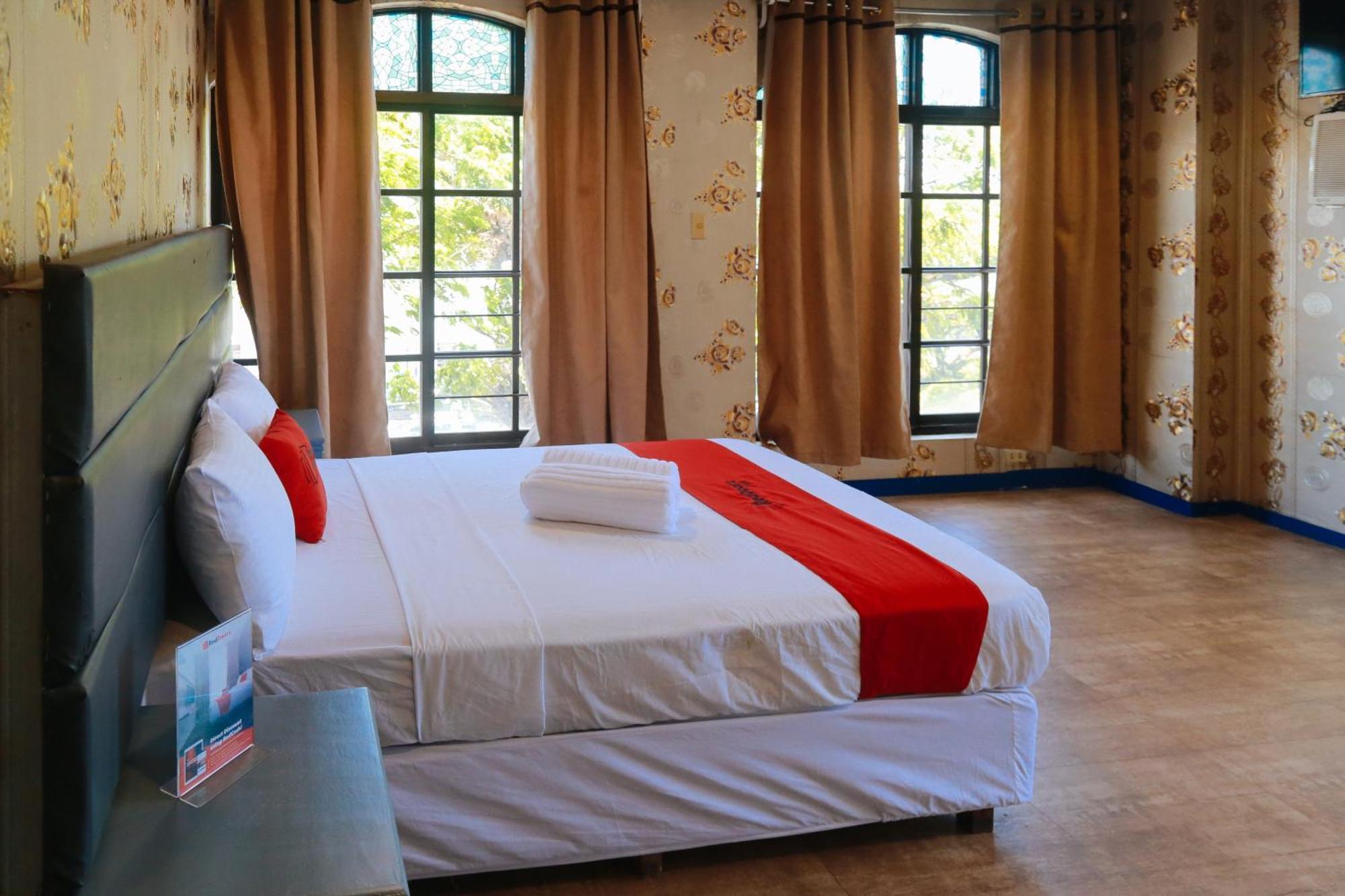 Reddoorz Plus @ Castle Chateau Iloilo Εξωτερικό φωτογραφία