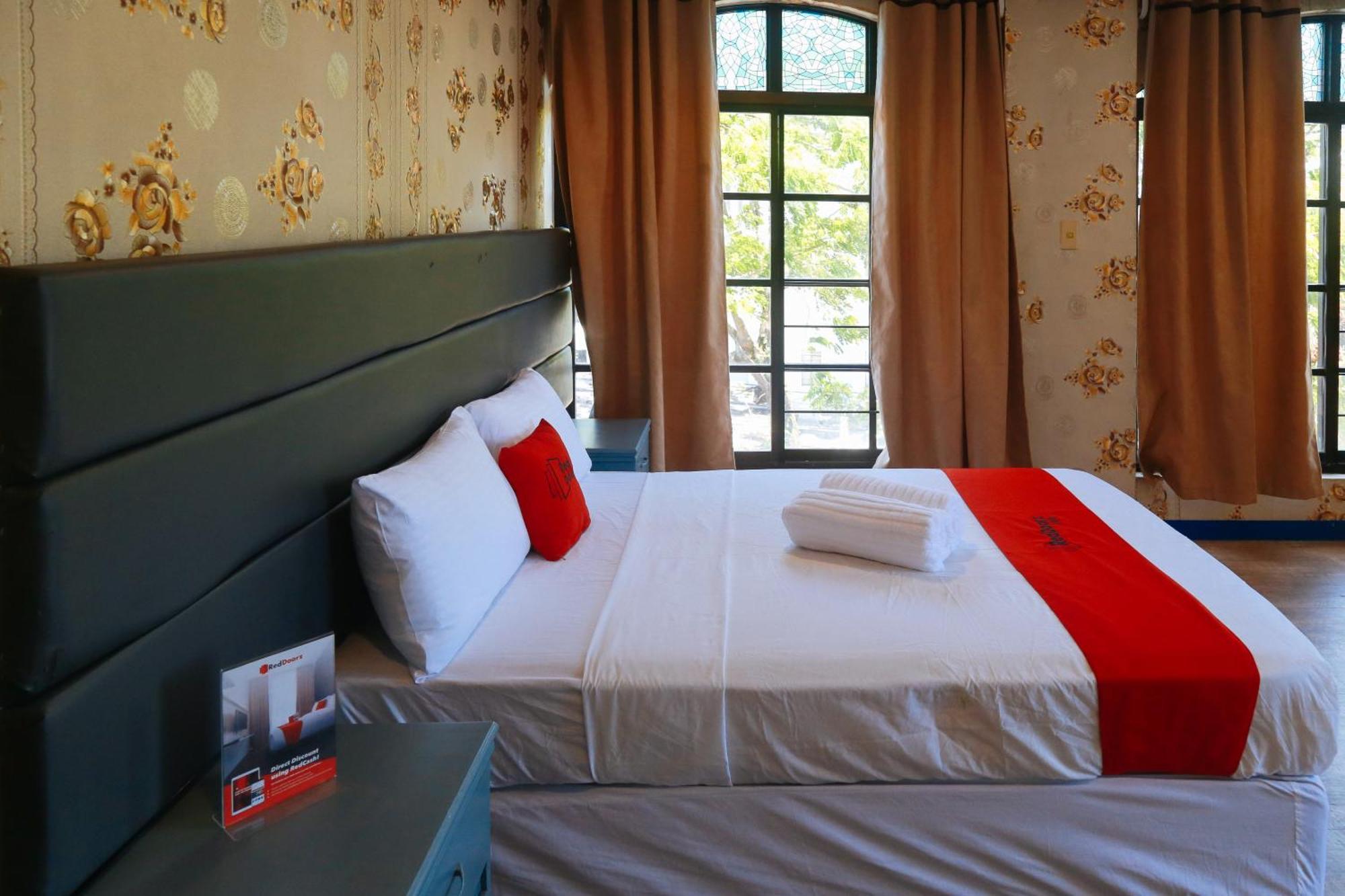 Reddoorz Plus @ Castle Chateau Iloilo Εξωτερικό φωτογραφία